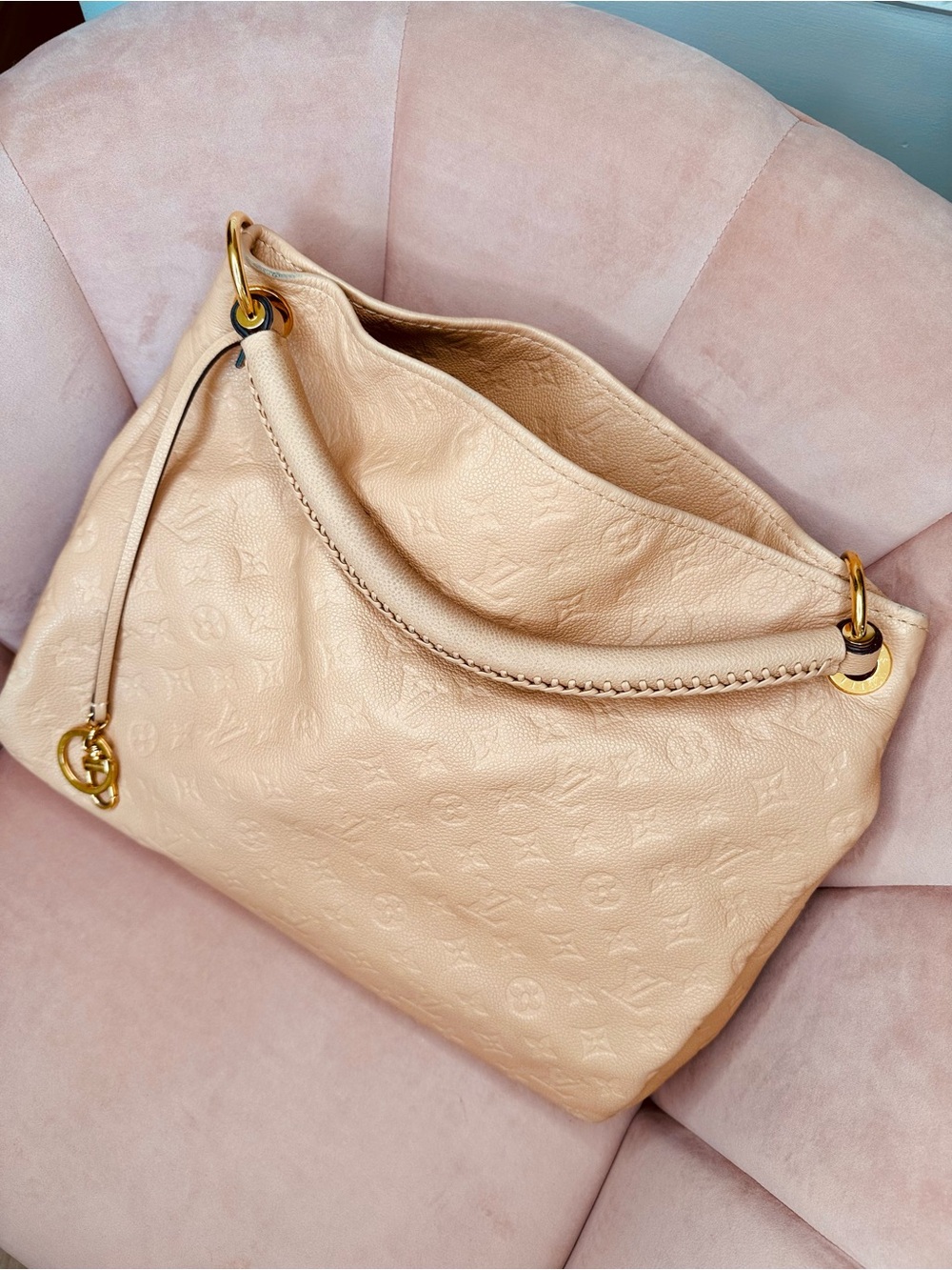 Louis Vuitton Artsy MM Empreinte. Embossed Leather Shoulder Hobo Bag - Cream